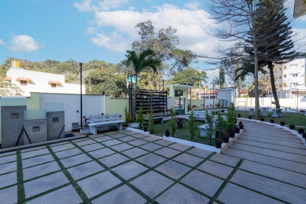 Treebo Premium Emerald Dove